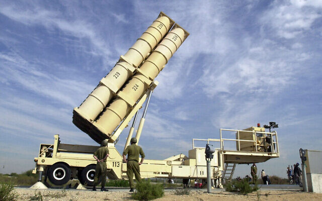 Des soldats israéliens font la démonstration du fonctionnement du lanceur mobile antimissile Arrow sur la base de Palmachim, dans le centre d'Israël. (Crédit : Eitan Hess-Ashkenazi/AP)