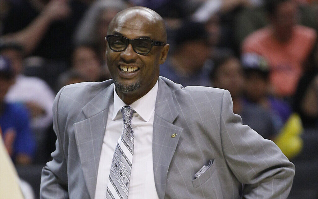 L'entraîneur de l'équipe des Los Angeles Sparks, Joe Bryant, pendant la seconde moitié d'un match de basket de la WNBA contre l'équipe des Chicago Sky à Los Angeles, le 10 septembre 2011. (Crédit : AP Photo/Lori Shepler) L'entraîneur de l'équipe des Los Angeles Sparks, Joe Bryant, pendant la seconde moitié d'un match de basket de la WNBA contre l'équipe des Chicago Sky à Los Angeles, le 10 septembre 2011. (Crédit : AP Photo/Lori Shepler)