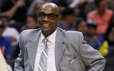 L'entraîneur de l'équipe des Los Angeles Sparks, Joe Bryant, pendant la seconde moitié d'un match de basket de la WNBA contre l'équipe des Chicago Sky à Los Angeles, le 10 septembre 2011. (Crédit : AP Photo/Lori Shepler)