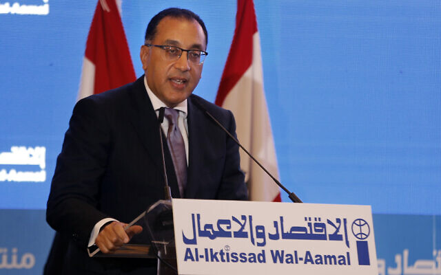 Le Premier ministre égyptien Mustafa Madbouly s'exprimant lors de la session d'ouverture du Forum économique arabe, à Beyrouth, au Liban, le 2 mai 2019. (Crédit : Bilal Hussein/AP)