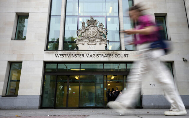 Une femme passe devant le tribunal de première instance de Westminster à Londres, le 17 août 2022. (Crédit : AP Photo/Frank Augstein) Une femme passe devant le tribunal de première instance de Westminster à Londres, le 17 août 2022. (Crédit : AP Photo/Frank Augstein)