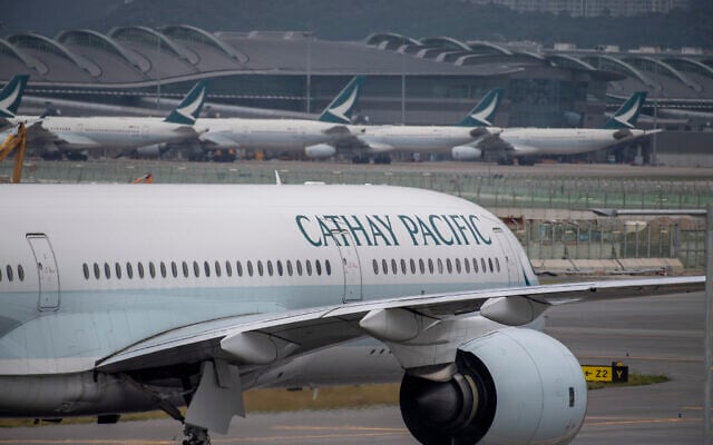 Un avion Cathay Pacific à l'aéroport international de Hong Kong, le 25 novembre 2022. (Crédit : AP/Vernon Yuen) Un avion Cathay Pacific à l'aéroport international de Hong Kong, le 25 novembre 2022. (Crédit : AP/Vernon Yuen)