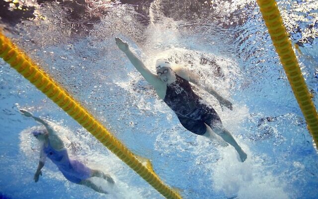 Claire Weinstein, des États-Unis, participant à l'épreuve du 200 mètres nage libre, aux Championnats du monde de natation, à Fukuoka, au Japon, le 25 juillet 2023. (Crédit : David J. Phillip/AP)