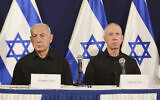 Le Premier ministre Benjamin Netanyahu (à gauche) et le ministre de la Défense Yoav Gallant participant à une conférence de presse aux quartiers généraux de l'armée de la Kirya, à Tel Aviv, le 28 octobre 2023. (Crédit : Abir Sultan/Pool Photo via AP)