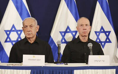 Le Premier ministre Benjamin Netanyahu (à gauche) et le ministre de la Défense Yoav Gallant participant à une conférence de presse aux quartiers généraux de l'armée de la Kirya, à Tel Aviv, le 28 octobre 2023. (Crédit : Abir Sultan/Pool Photo via AP)
