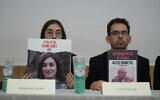 Yuval Dancyg (à droite) participant à une conférence de presse avec d'autres représentants de familles d'Israéliens enlevés par le Hamas le 7 octobre, peu après leur rencontre avec le pape François au Vatican, au Centre juif italien de Rome, le 22 novembre 2023. (Crédit : Gregorio Borgia/AP)