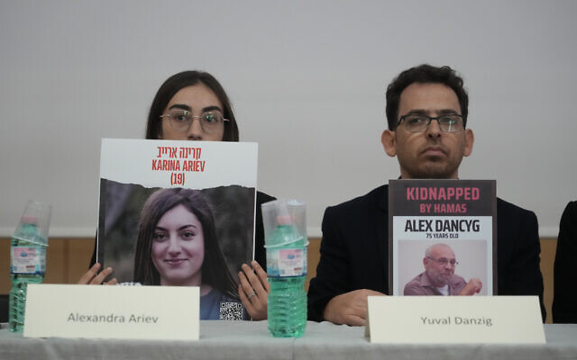 Yuval Dancyg (à droite) participant à une conférence de presse avec d'autres représentants de familles d'Israéliens enlevés par le Hamas le 7 octobre, peu après leur rencontre avec le pape François au Vatican, au Centre juif italien de Rome, le 22 novembre 2023. (Crédit : Gregorio Borgia/AP) Yuval Dancyg (à droite) participant à une conférence de presse avec d'autres représentants de familles d'Israéliens enlevés par le Hamas le 7 octobre, peu après leur rencontre avec le pape François au Vatican, au Centre juif italien de Rome, le 22 novembre 2023. (Crédit : Gregorio Borgia/AP)