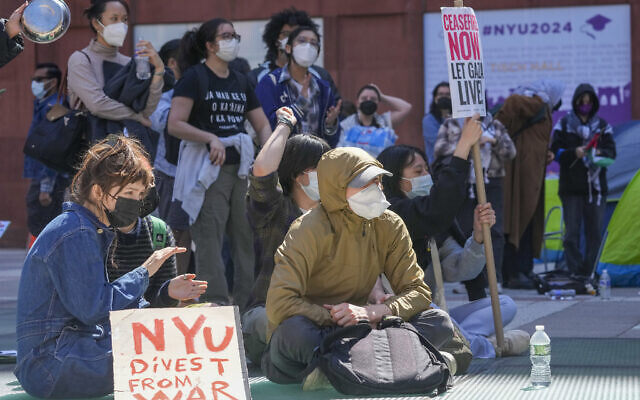 Des étudiants de l'université de New York et leurs soutiens pro-palestiniens et anti-israéliens réunis devant le bâtiment de la  Stern School of Business, le 22 avril 2024. (Crédit : AP Photo/Mary Altaffer)