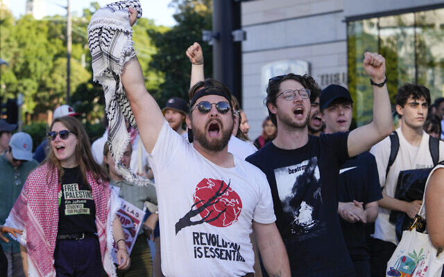 Des manifestants anti-israéliens à l'université de Sydney, le 24 avril 2024. (Crédit : AP Photo/Mark Baker)