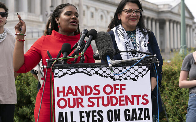 Les représentantes démocrates Cori Bush (Missouri) et Rashida Tlaib (Michigan) s’exprimant lors d’une conférence de presse après l’évacuation d’un campement anti-Israël à l’université George Washington et l’arrestation de manifestants, au Capitole, à Washington, le 8 mai 2024. (Crédit : Jose Luis Magana/AP)