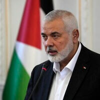 Le chef du Hamas, Ismaïl Haniyeh, s'exprimant lors d'un point de presse après sa rencontre avec le ministre des Affaires étrangères iranien, Hossein Amirabdollahian, à Téhéran, en Iran, le 26 mars 2024. (Crédit : Vahid Salemi/AP)