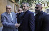 Le ministre des Affaires étrangères libanais Abdallah Bouhabib (à gauche) serrant la main du ministre des Affaires étrangères intérimaire iranien Ali Bagheri Kani avant leur rencontre à Beyrouth, au Liban, le 3 juin 2024. (Crédit : Hassan Ammar/AP)
