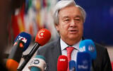 Le secrétaire général des Nations unies, António Guterres, s'adressant aux médias à son arrivée à un sommet de l'UE, à Bruxelles, le 21 mars 2024. (Crédit : Omar Havana/AP)