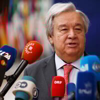 Le secrétaire général des Nations unies, António Guterres, s'adressant aux médias à son arrivée à un sommet de l'UE, à Bruxelles, le 21 mars 2024. (Crédit : Omar Havana/AP)