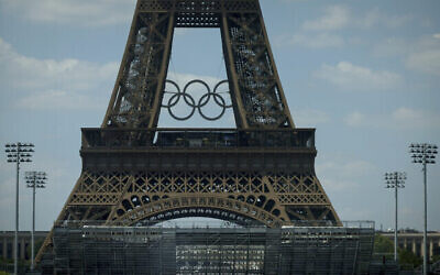La Tour Eiffel vue depuis le stade installé sur le Champs de Mars, avec une partie du terrain de beach-volley au premier plan, à Paris, le 25 juin 2024. (Thomas Padilla / AP)