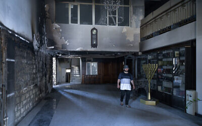 Illustration : Un homme marchant dans la synagogue Kele-Numaz endommagée, à Derbent, en Russie, le 25 juin 2024. (Crédit : AP)