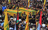 Illustration : Un cortège funéraire porte les cercueils des terroristes du Hezbollah Mohammed Hussein Qassem et Abbas Ahmed Soror, tués par une frappe israélienne, dans le village d'Aita al-Shaab, dans le sud-Liban, le samedi 29 juin 2024. (Crédit : AP Photo/Mohammed Zaatari)