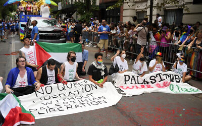 Des manifestants anti-Israël bloquant le parcours de la marche des Fiertés, à New York City, le 30 juin 2024. (Crédit : Charles Sykes/Invision/AP)