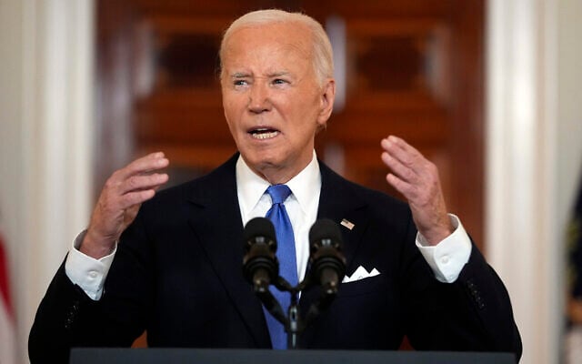 Le président américain Joe Biden s'exprimant, dans le Cross Hall de la Maison Blanche, à Washington, le 1er juillet 2024. (Crédit : Jacquelyn Martin/AP) Le président américain Joe Biden s'exprimant, dans le Cross Hall de la Maison Blanche, à Washington, le 1er juillet 2024. (Crédit : Jacquelyn Martin/AP)
