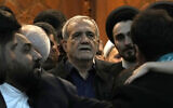 Le président élu iranien Masoud Pezeshkian arrive pour assister à une réunion un jour après l'élection présidentielle, au sanctuaire du défunt fondateur de la révolution, l'ayatollah Khomeini, juste à l'extérieur de Téhéran, en Iran, le 6 juillet 2024. (AP Photo/Vahid Salemi)