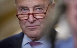 Le chef de la majorité du Sénat, le démocrate Chuck Schumer, devant la presse, au Capitole, à Washington, le 9 juillet 2024. (Crédit : Cliff Owen/AP)