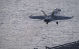 Un F/A-18 Super Hornet décollant du pont d'envol du porte-avions américain USS Theodore Roosevelt, en mer de Chine méridionale, le 5 juillet 2024. (Crédit : Matelot Aaron Haro Gonzalez/US Navy, via AP)