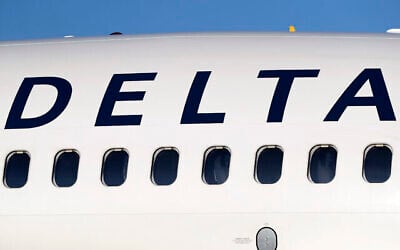 Un avion du transporteur aérien Delta à l'aéroport international de Denver, le 26 juin 2019. (Crédit : AP Photo/David Zalubowski, File)