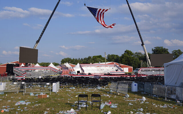 Le site d'un rassemblement de campagne de l'ancien président Donald Trump vide et rempli de déchets à à Butler, en Pennsylvanie, le 13 juillet 2024. (Crédit : AP Photo/Evan Vucci)