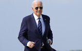 Le président américain Joe Biden arrivant pour un point-presse à la base militaire Andrews, dans le Maryland, le 15 juillet 2024. (Crédit : Susan Walsh/AP)