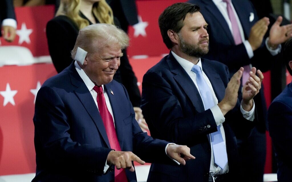 Le candidat Républicain et ex-président américain Donald Trump (à gauche), l'oreille bandée après une tentative d'assassinat l'avant-veille, en compagnie de son colistier, le sénateur de l'Ohio JD Vance, lors de la Convention nationale Républicaine, le 15 juillet 2024, à Milwaukee. (AP/Charles Rex Arbogast) Le candidat Républicain et ex-président américain Donald Trump (à gauche), l'oreille bandée après une tentative d'assassinat l'avant-veille, en compagnie de son colistier, le sénateur de l'Ohio JD Vance, lors de la Convention nationale Républicaine, le 15 juillet 2024, à Milwaukee. (AP/Charles Rex Arbogast)