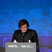 Le président argentin Javier Milei prend la parole devant le Congrès juif mondial avant le 30e anniversaire de l'explosion du centre juif de l'AMIA qui avait fait 85 morts à Buenos Aires, en Argentine, le 17 juillet 2024. (Crédit : AP/Natacha Pisarenko)