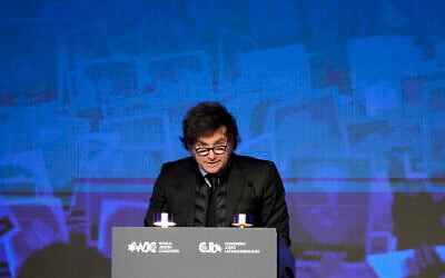 Le président argentin Javier Milei prend la parole devant le Congrès juif mondial avant le 30e anniversaire de l'explosion du centre juif de l'AMIA qui avait fait 85 morts à Buenos Aires, en Argentine, le 17 juillet 2024. (Crédit : AP/Natacha Pisarenko)