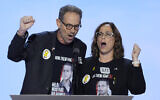 Orna Neutra, à droite, et Ronen Neutra, à droite, les parents du soldat Omer Neutra, un ressortissant israélo-américain kidnappé le 7 octobre, lors de la Convention nationale républicaine à Milwaukee, Wisconsin, le 17 juillet 2024. (Crédit : AP/J. Scott Applewhite)