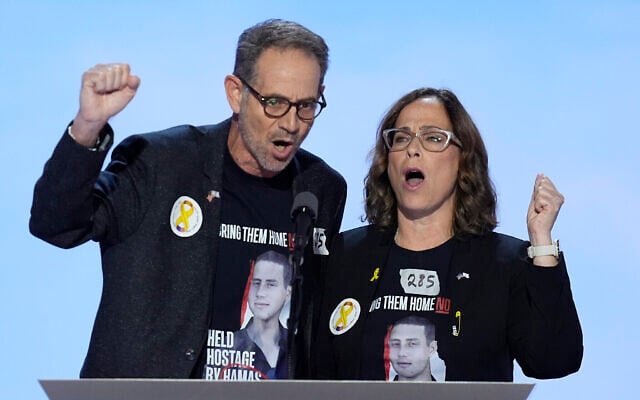 Orna Neutra, à droite, et Ronen Neutra, à droite, les parents du soldat Omer Neutra, un ressortissant israélo-américain kidnappé le 7 octobre, lors de la Convention nationale républicaine à Milwaukee, Wisconsin, le 17 juillet 2024. (Crédit : AP/J. Scott Applewhite)