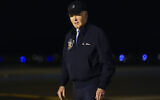 Le président Joe Biden revient à sa voiture après être descendu d'Air Force One sur la base aérienne Dover, dans le Delaware, le 17 juillet 2024. (Crédit :AP Photo/Susan Walsh)