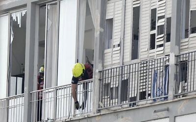 Un pompier israélien sur les lieux d'une attaque de drone meurtrière à Tel Aviv, le 19 juillet 2024. (Credit : Oded Balilty/AP)