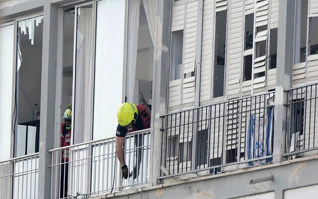Un pompier israélien sur les lieux d'une attaque de drone meurtrière à Tel Aviv, le 19 juillet 2024. (Credit : Oded Balilty/AP) Un pompier israélien sur les lieux d'une attaque de drone meurtrière à Tel Aviv, le 19 juillet 2024. (Credit : Oded Balilty/AP)