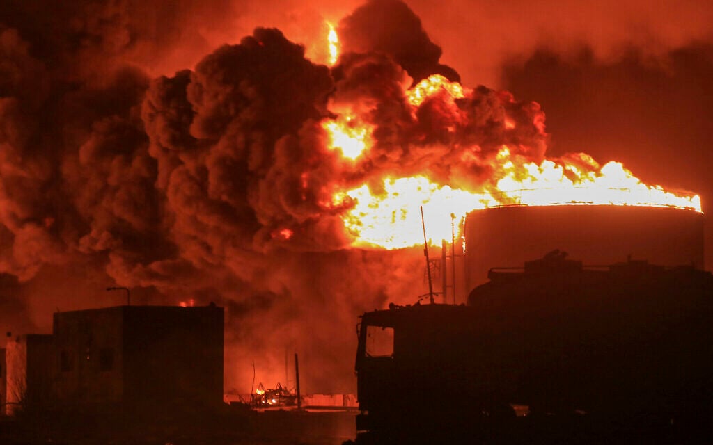 Des réservoirs de pétrole brûlant dans le port de Hodeidah, au Yémen, après les frappes israéliennes, le 20 juillet 2024. (Crédit : AP) Des réservoirs de pétrole brûlant dans le port de Hodeidah, au Yémen, après les frappes israéliennes, le 20 juillet 2024. (Crédit : AP)