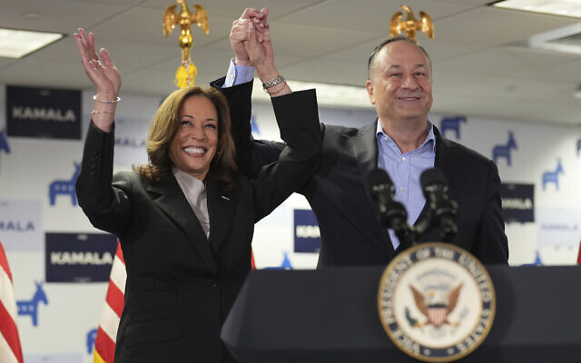 La vice-présidente Kamala Harris, à gauche, et son époux, Doug Emhoff, saluent les personnels de campagne au siège de sa campagne à Wilmington, dans le Delaware, le 22 juillet 2024. (Crédit : Erin Schaff/The New York Times via AP, Pool)