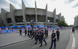 La police évacuant les rues à l'extérieur du stade avant le match du groupe D masculin entre Israël et le Mali au Parc des Princes pendant les Jeux olympiques d'été de 2024, à Paris, le 24 juillet 2024. (Crédit : Rebecca Blackwell/AP)