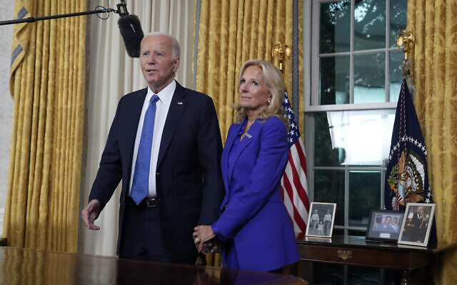 Le président des États-Unis, Joe Biden, en compagnie de la première dame, Jill Biden, après s'être adressé à la nation depuis le bureau Ovale de la Maison-Blanche, à Washington, le 24 juillet 2024. (Crédit : AP Photo/Evan Vucci, Pool) Le président des États-Unis, Joe Biden, en compagnie de la première dame, Jill Biden, après s'être adressé à la nation depuis le bureau Ovale de la Maison-Blanche, à Washington, le 24 juillet 2024. (Crédit : AP Photo/Evan Vucci, Pool)
