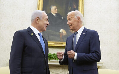 Le président américain Joe Biden avec le Premier ministre Benjamin Netanyahu dans le bureau ovale de la Maison Blanche, à Washington, le 25 juillet 2024. (Crédit : Susan Walsh/AP)