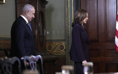 La vice-présidente Kamala Harris et le Premier ministre israélien Benjamin Netanyahu avant une réunion dans l'aile Eisenhower de la Maison Blanche, à Washington, le 25 juillet 2024. (Crédit : Julia Nikhinson/AP) La vice-présidente Kamala Harris et le Premier ministre israélien Benjamin Netanyahu avant une réunion dans l'aile Eisenhower de la Maison Blanche, à Washington, le 25 juillet 2024. (Crédit : Julia Nikhinson/AP)
