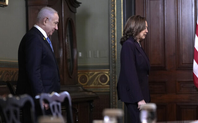 La vice-présidente Kamala Harris et le Premier ministre israélien Benjamin Netanyahu avant une réunion dans l'aile Eisenhower de la Maison Blanche, à Washington, le 25 juillet 2024. (Crédit : Julia Nikhinson/AP) La vice-présidente Kamala Harris et le Premier ministre israélien Benjamin Netanyahu avant une réunion dans l'aile Eisenhower de la Maison Blanche, à Washington, le 25 juillet 2024. (Crédit : Julia Nikhinson/AP)