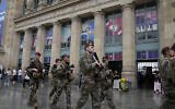Des soldats patrouillant devant la gare du Nord au moment des Jeux olympiques d’été de 2024, à Paris, le 26 juillet 2024. (Crédit : Mark Baker/AP)