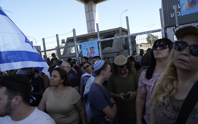 Des soldats israéliens participant à une manifestation à l'entrée de la base militaire de Sde Teiman près de Beer Sheva, en soutien aux soldats interrogés pour abus présumés sur des détenus, le 29 juillet 2024. (Crédit : Tsafrir Abayov/AP) Des soldats israéliens participant à une manifestation à l'entrée de la base militaire de Sde Teiman près de Beer Sheva, en soutien aux soldats interrogés pour abus présumés sur des détenus, le 29 juillet 2024. (Crédit : Tsafrir Abayov/AP)