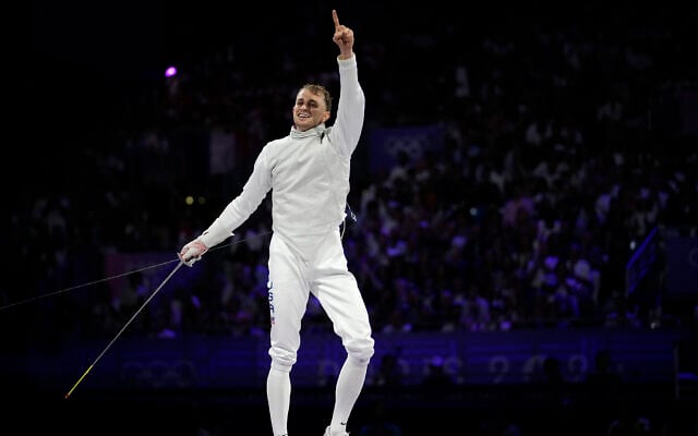 Nick Itkin des États-Unis célébrant sa victoire en finale du fleuret individuel masculin contre le Japonais Kazuki Iimura lors des Jeux olympiques d'été de 2024, au Grand Palais, à Paris, en France, le 29 juillet 2024. (Crédit : Andrew Medichini/AP)