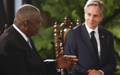 Le secrétaire américain à la Défense, Lloyd Austin, s'adressant au président philippin Ferdinand Marcos Jr., en présence du secrétaire d'État américain Antony Blinken (à droite) lors d'une réunion au palais présidentiel de Malacanang, à Manille, aux Philippines, le 30 juillet 2024. (Crédit : Basilio Sepe/AP/Pool)