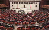 Illustration : Le Parlement turc, à Ankara, le 2 janvier 2020. (Crédit : AP Photo/Burhan Ozbilici)