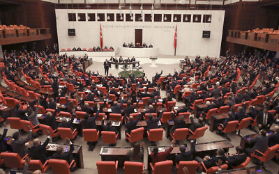 Illustration : Le Parlement turc, à Ankara, le 2 janvier 2020. (Crédit : AP Photo/Burhan Ozbilici)